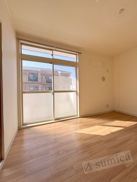 バルコニー　内装は落ち着いています。おおきな窓で明るさを演出。