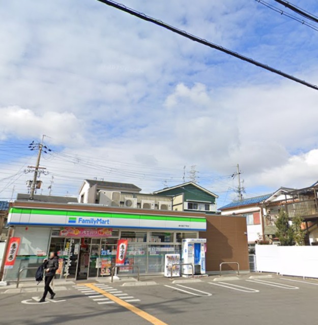 コンビニ　ファミリーマート東大阪日下町店（コンビニ）まで398m