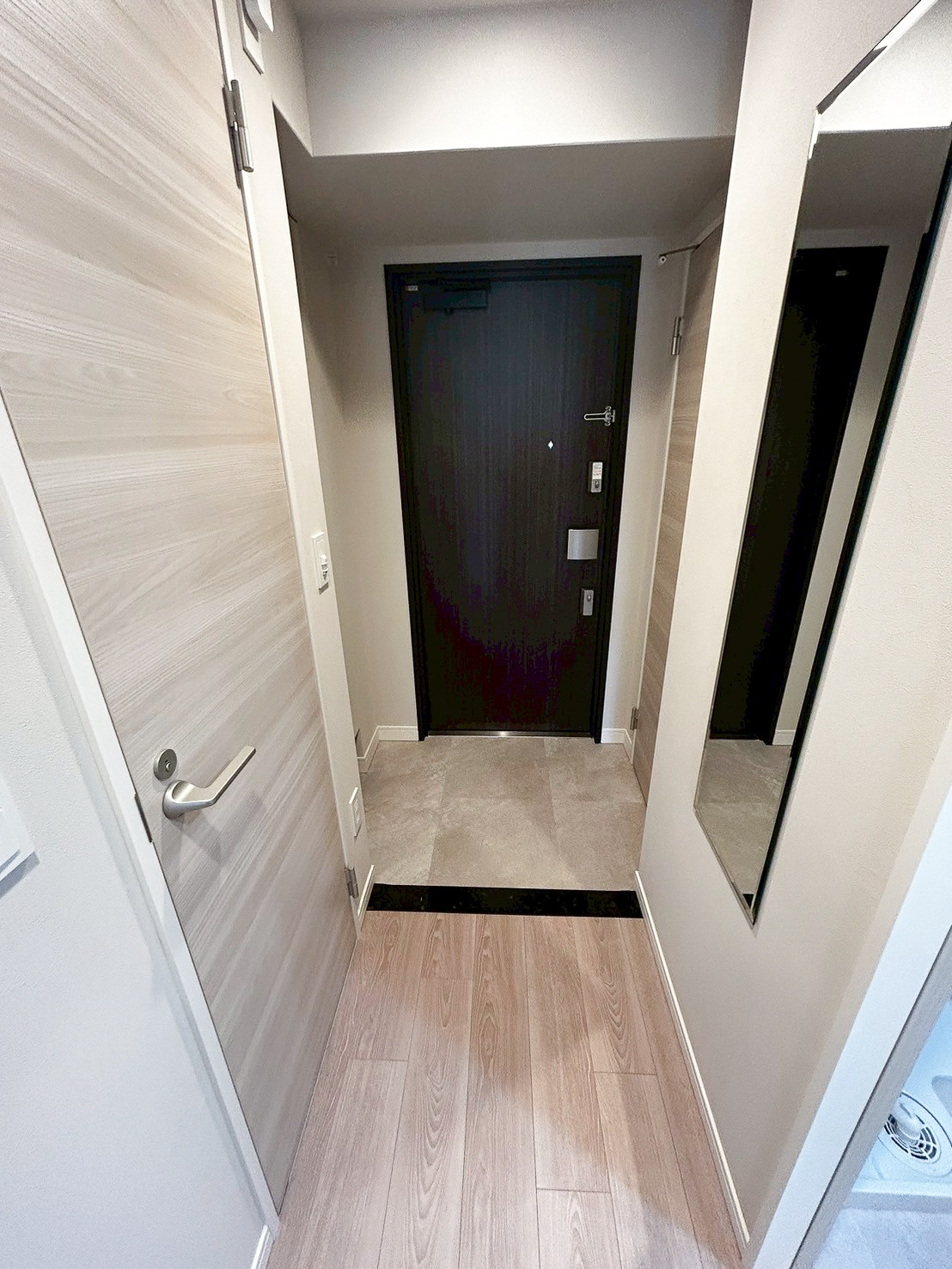 玄関　他のお部屋となります。現状優先。