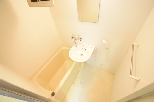 バス・シャワールーム　白を基調とした浴室♪