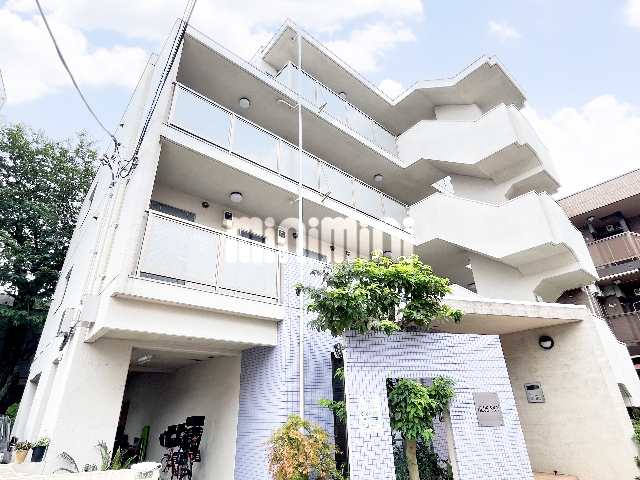 建物外観　白を基調とした外観のオートロック付マンション。