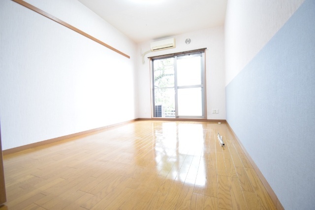 居室・リビング　南向きのフローリングのお部屋♪