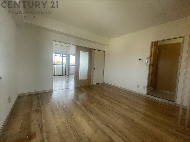 居室・リビング　床色が落ち着いた色合いで綺麗です♪