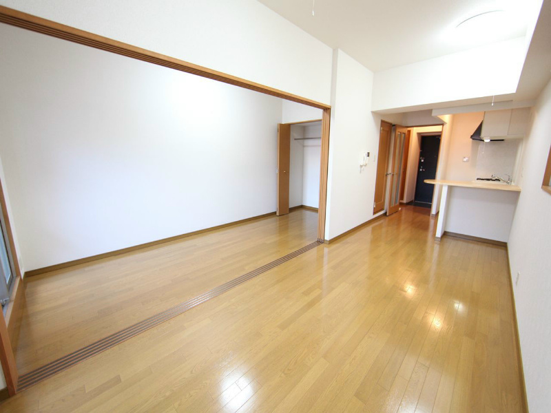 居室・リビング　LDK11.3帖　洋室6.1帖と繋げても仕切っても使えます