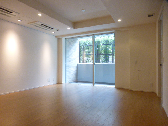 居室・リビング　同マンション別部屋参照。