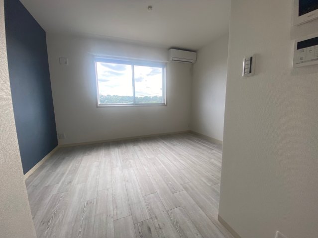 居室・リビング　外観同様グレー×ホワイトの内装