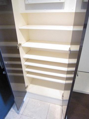 玄関　※他のお部屋のお写真です。