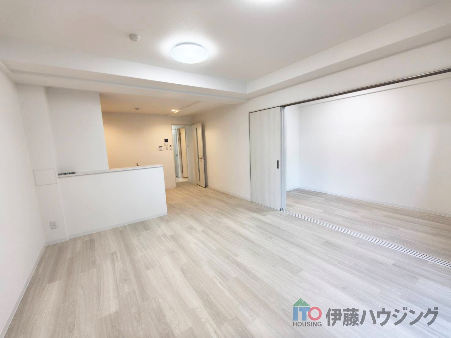 居室・リビング　同間取りの別部屋の写真です。色合い等違う場合がございます。