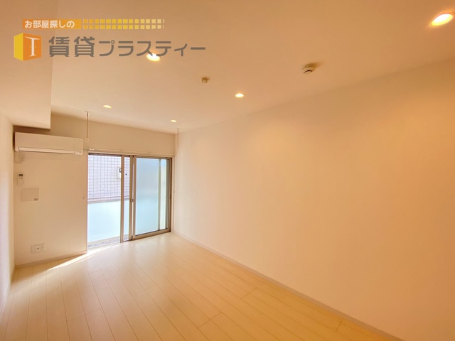 居室・リビング　ダウンライト照明のセンスが光る。