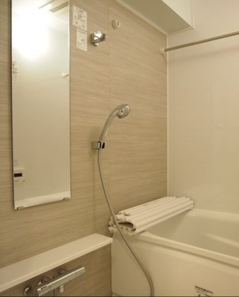 バス・シャワールーム　追い焚き機能、浴室乾燥機付きバス。