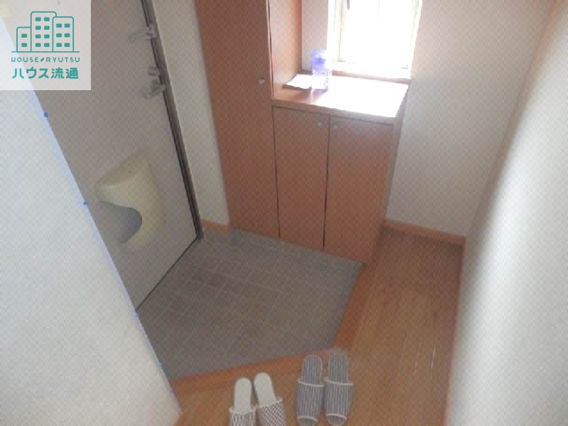 玄関　※別号室の写真です