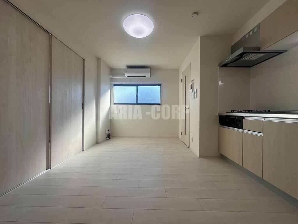 居室・リビング　白を基調としたお洒落なお部屋！奥行きたっぷりの空間です♪