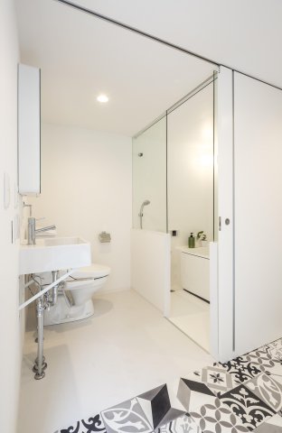 バス・シャワールーム　同じ間取りの別部屋のため、タイルの色が違います。