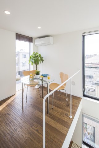 居室・リビング　同じ間取りの別部屋のため、窓の位置が違います。