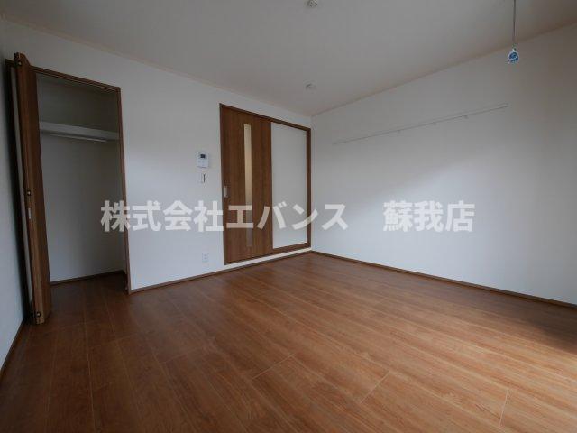 その他部屋・スペース　落ち着いた色調の寝室です