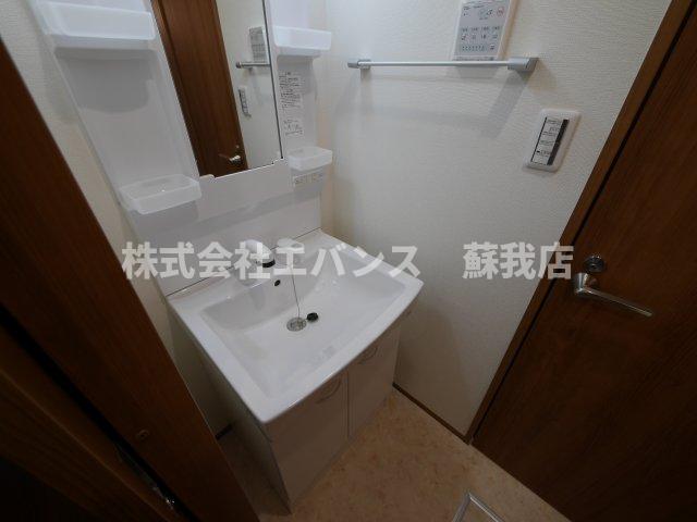 洗面設備　独立洗面台、朝の身支度には欠かせません
