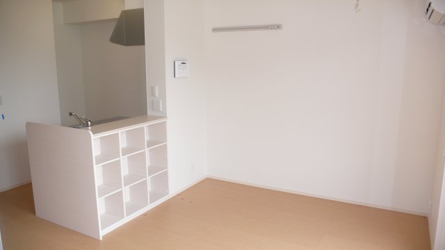 居室・リビング　南向きの明るいダイニング　キッチン裏の収納付