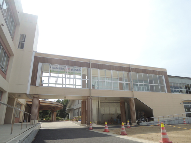 小学校　沼垂小学校（小学校）まで560m