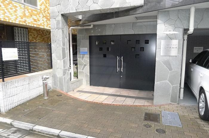 エントランス　落ち着いたエントランスです