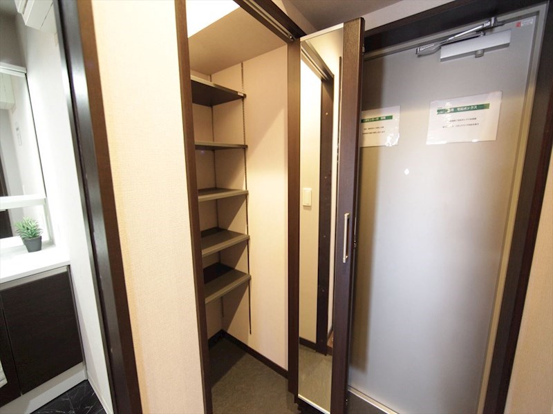 玄関　玄関　シューズクローク　姿見鏡付き（収納充実してます）