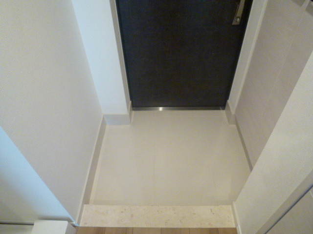 玄関　同物件705号室撮影