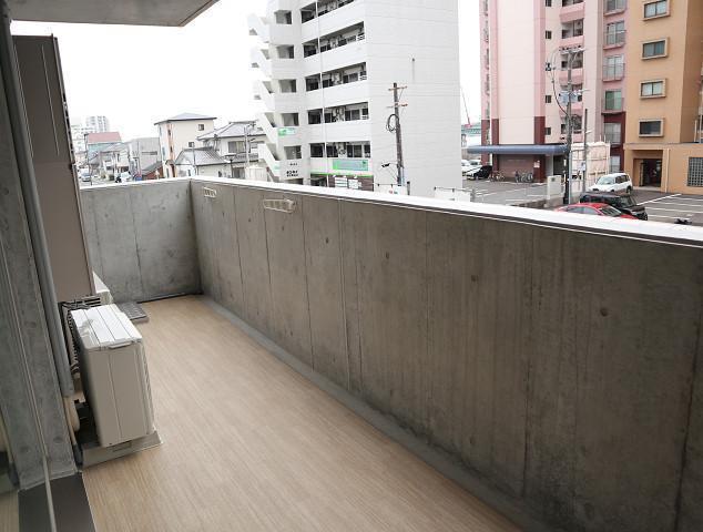 バルコニー　205号室モデルです。床・建具の色合いは異なります。