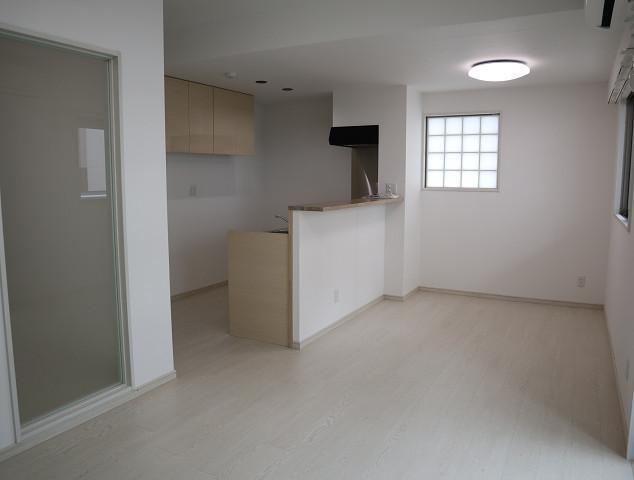 居室・リビング　205号室モデルです。床・建具の色合いは異なります。