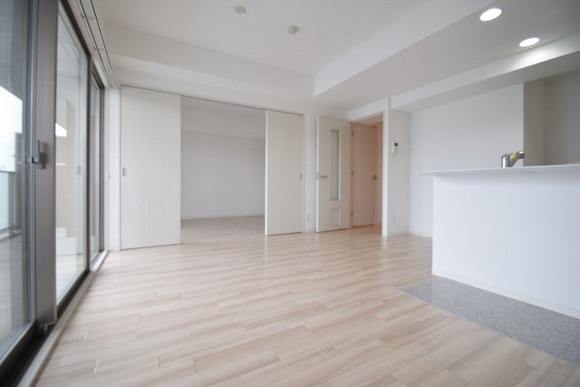 居室・リビング　大きな窓で日当たり良好です。