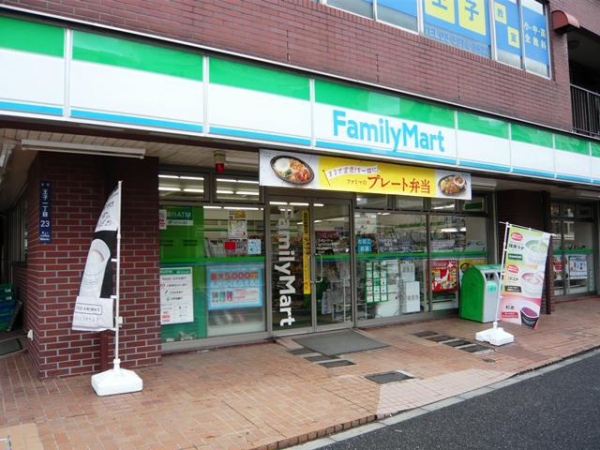 コンビニ　ファミリーマート（コンビニ）まで77m