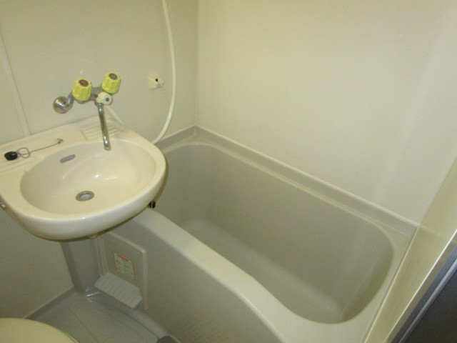 バス・シャワールーム　別号室の参考写真になります。