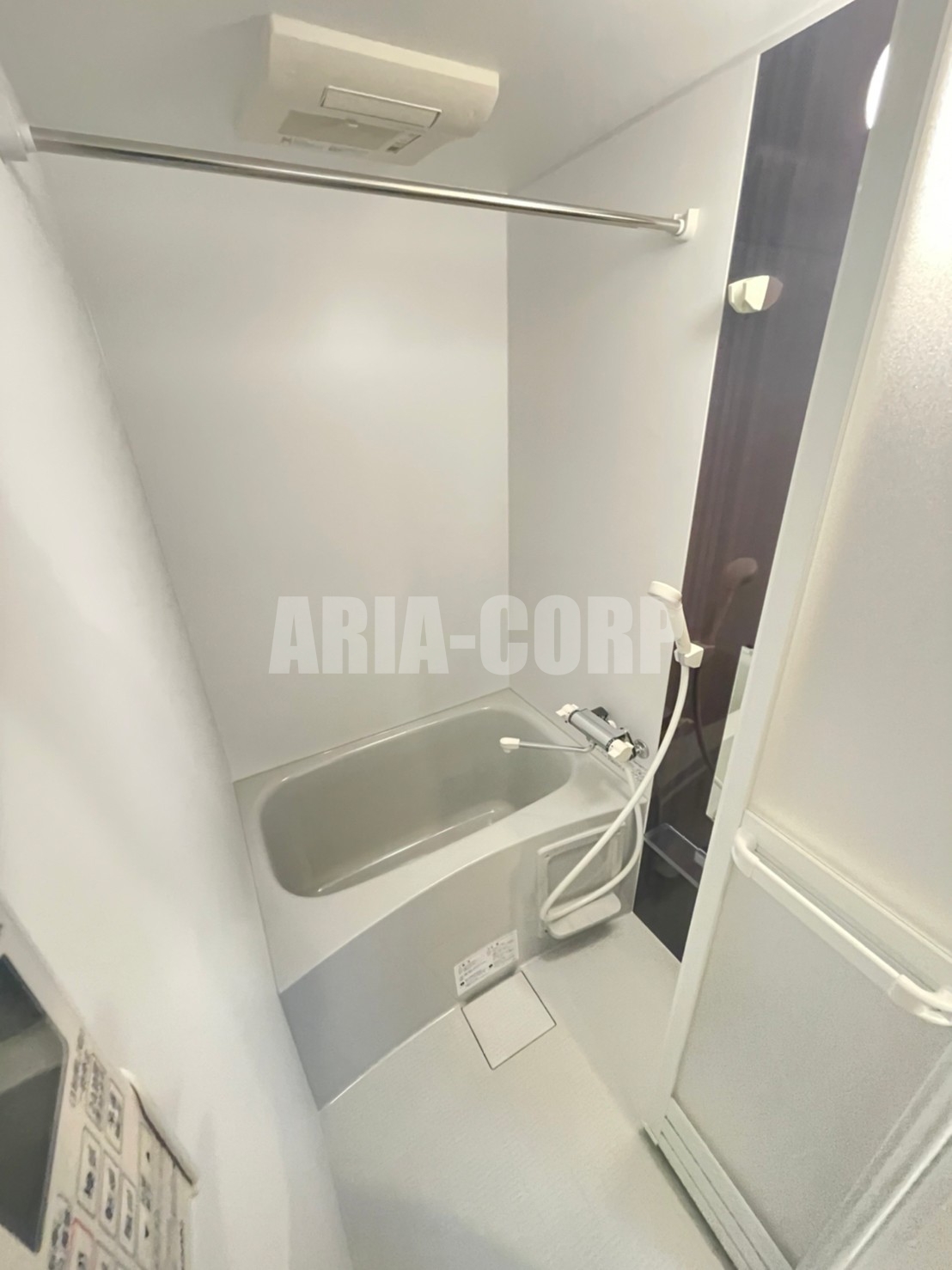 バス・シャワールーム　カラーパネル採用でお洒落なバスルーム。