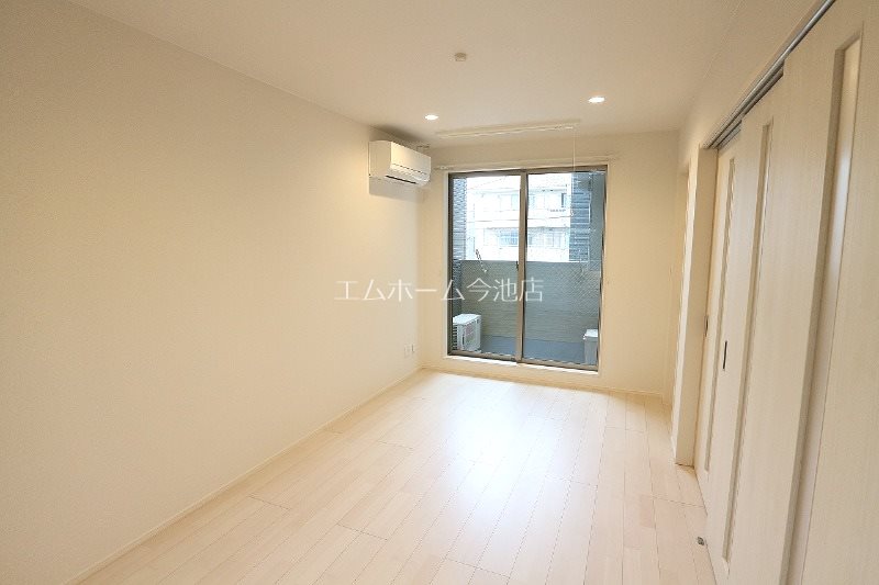 その他　LDK10.5帖　エアコン付　バルコニーに面しています