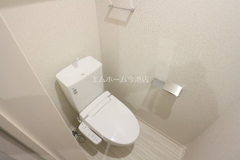 トイレ　温水暖房洗浄便座付トイレ