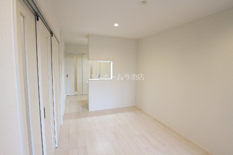 居室・リビング　LDK10.5帖　エアコン付　バルコニーに面しています