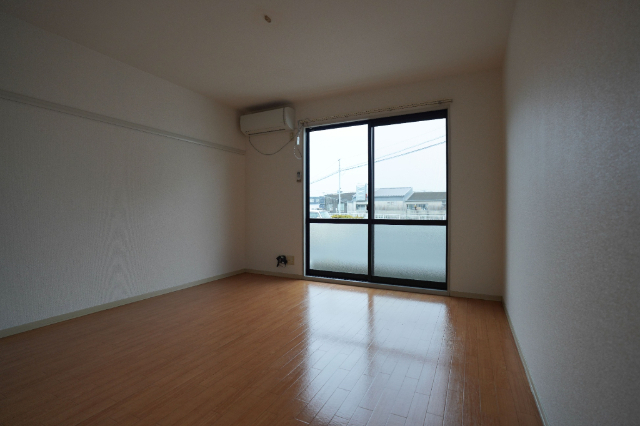 居室・リビング　同じ建物の別なお部屋