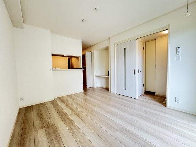 居室・リビング　写真は同建物の別部屋を参考に掲載しております。