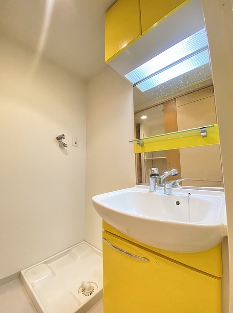 洗面設備　大きな鏡の洗面台