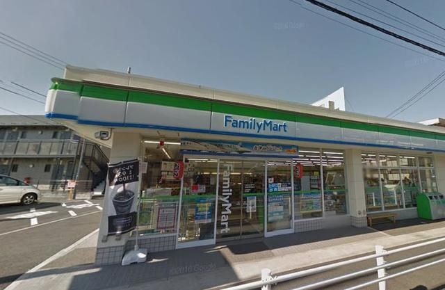 コンビニ　ファミリーマート共和中学校東店（コンビニ）まで889m