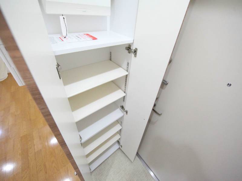 玄関　玄関　シューズボックス付（収納充実してます）