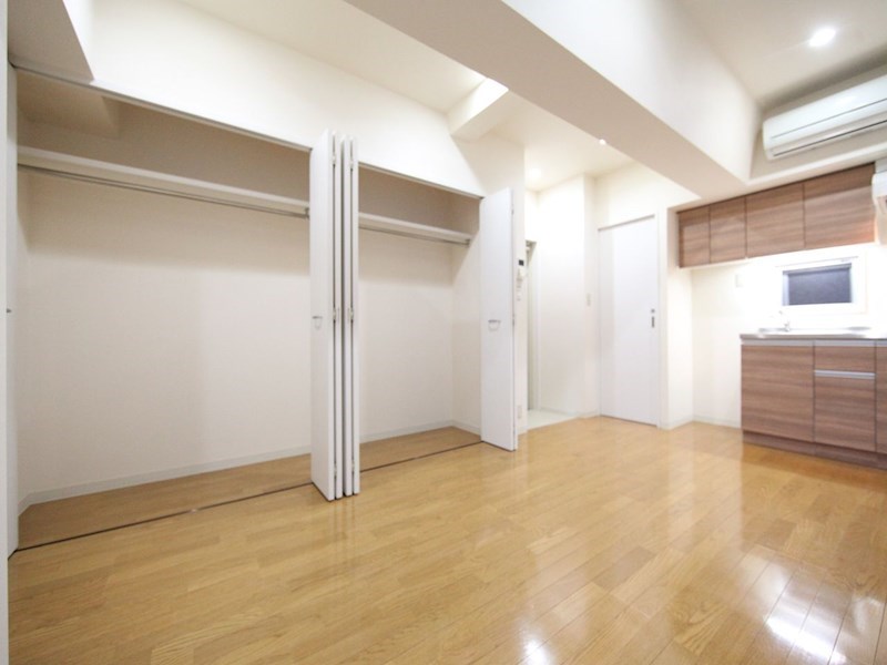 居室・リビング　洋室9.82帖　クローゼット付（収納充実してます）