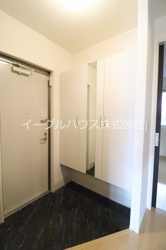 玄関　居住中の為別部屋写真使用