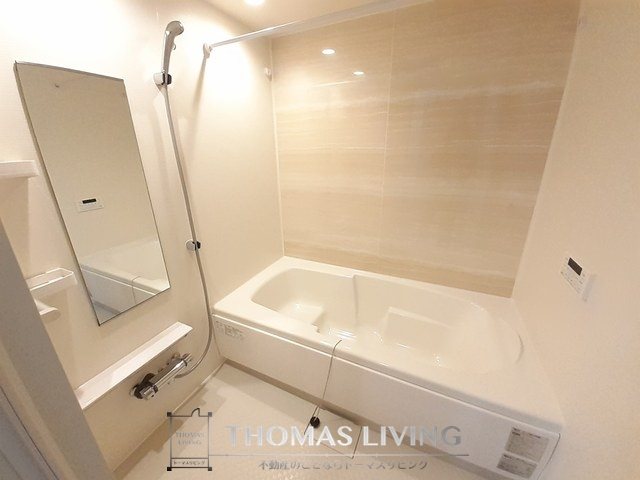 バス・シャワールーム　足が伸ばせる１坪のお風呂です。