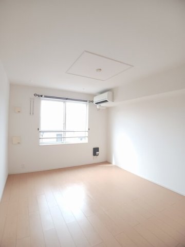 居室・リビング　こちらのリビングで趣味の時間をお楽しみください