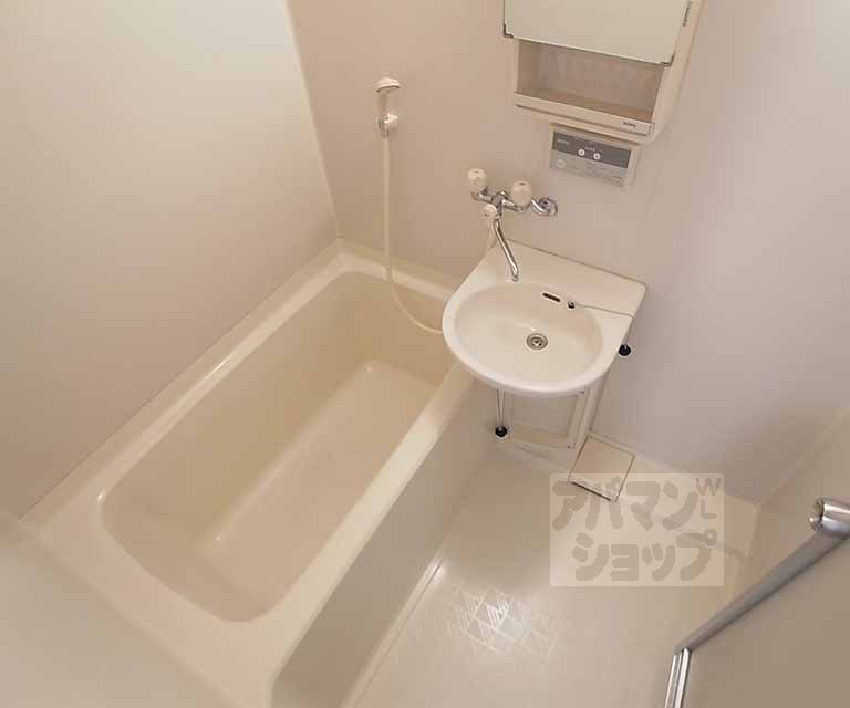 バス・シャワールーム　鏡付きのお風呂