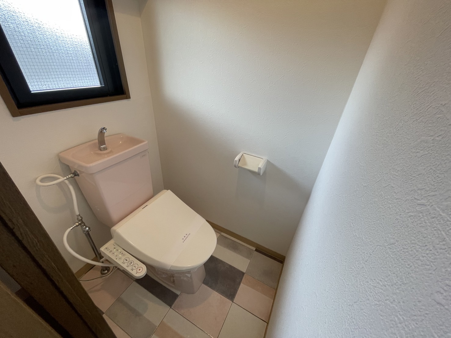 トイレ　温水洗浄便座、同物件202号室の写真。現況を優先とします。