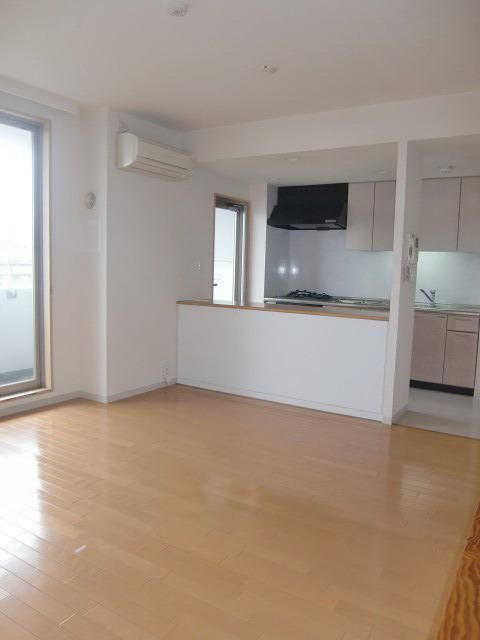 居室・リビング　大きな窓がある明るいキッチン