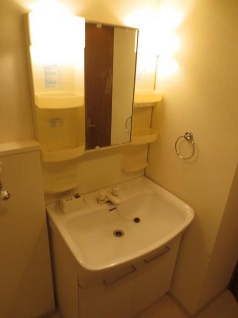 洗面設備　忙しい朝の身支度にうれしい独立洗面台。