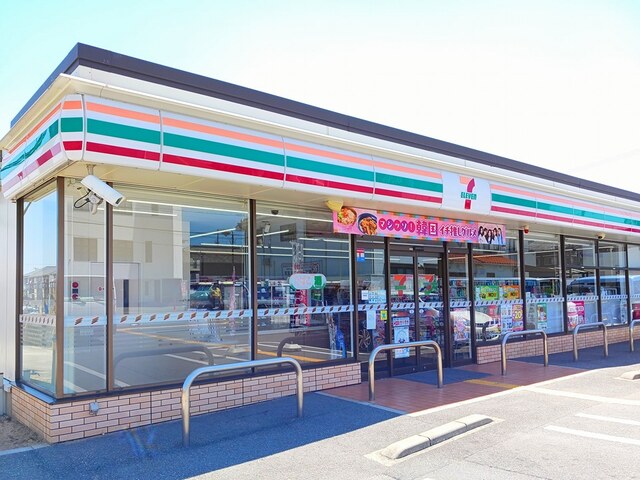 コンビニ　セブンイレブン（コンビニ）まで300m