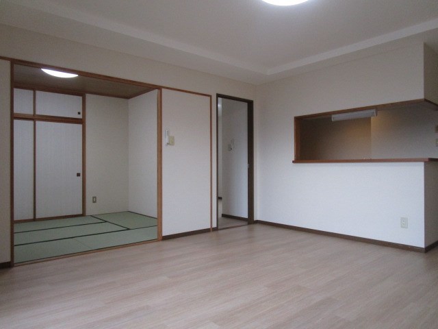 居室・リビング　写真は505号室です。（参考）