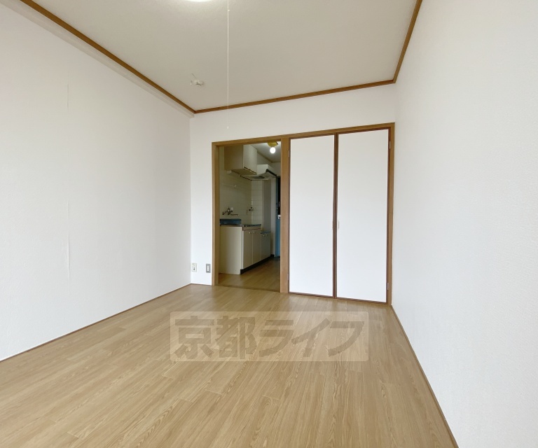 居室・リビング　東向きバルコニーの朝明るいお部屋です。建物１階に駐輪場...